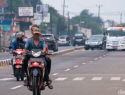 Naik Motor Pakai Sandal Jepit Bisa Ditilang? Begini Faktanya