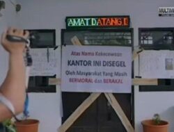 Pak Kades Diduga Selingkuh dengan Bu Kades, Warga Segel Kantor Desa