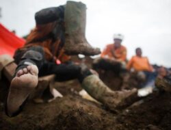 Jasad Penjual Bakso Ditemukan Terkubur Memeluk Putrinya di Cianjur